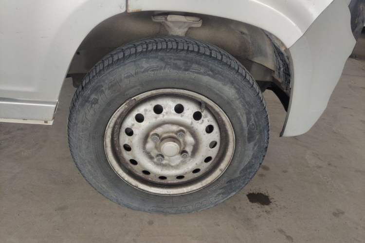 Used Wuling Zhiguang 2020 1.2L Van Utility Model China VI Emission Standard 2 Seats LSI Right Front Wheel Hub