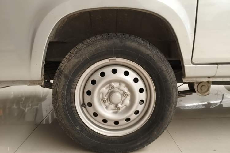 Used Wuling Zhiguang 2020 1.2L Van Utility Model China VI Emission Standard 2 Seats LSI Right Rear Wheel Hub