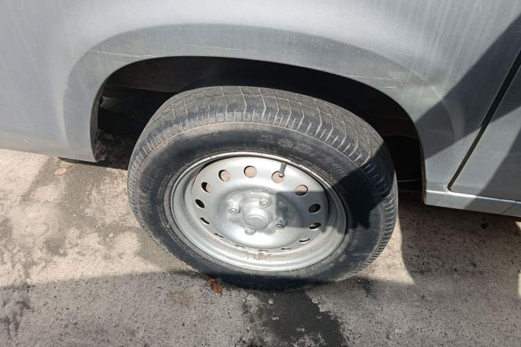 Used Wuling Zhiguang 2020 1.2L Practical Model China VI LSI Right Rear Wheel Hub