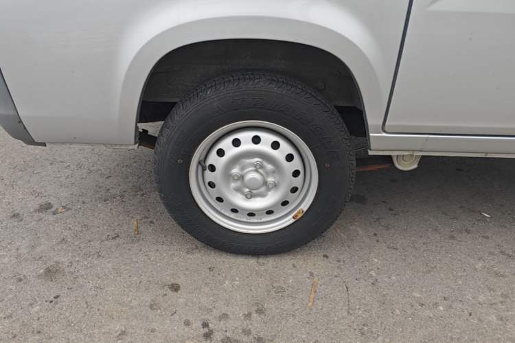 Used Wuling Zhiguang 2020 1.2L Van Utility Model China VI Emission Standard 2 Seats LSI Right Rear Wheel Hub