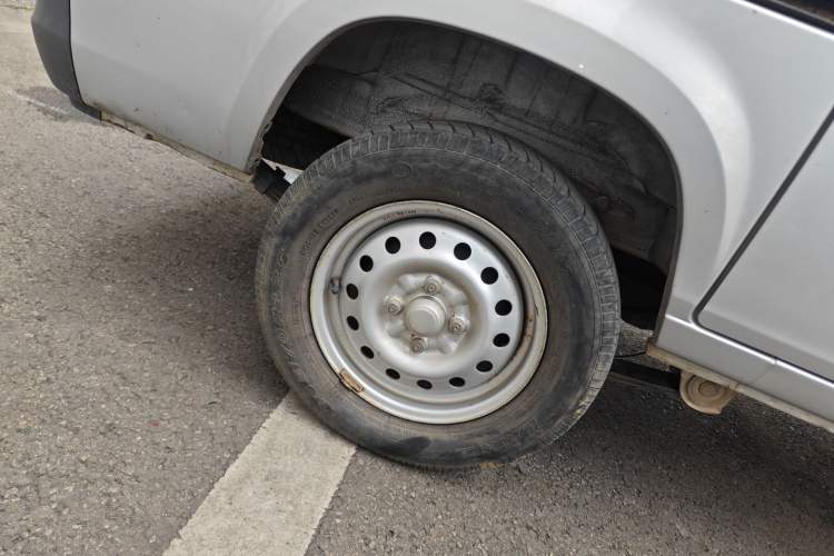 Used Wuling Zhiguang 2020 1.2L Practical Model China VI LSI Right Rear Wheel Hub
