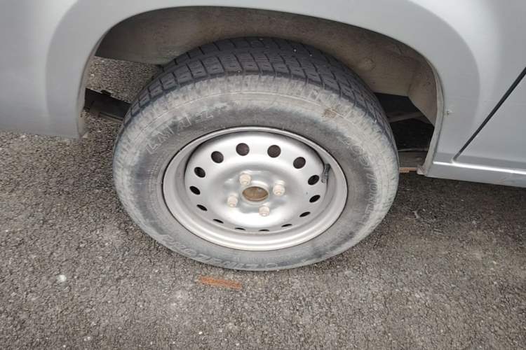 Used Wuling Zhiguang 2020 1.2L Practical Model China VI LSI Right Rear Wheel Hub