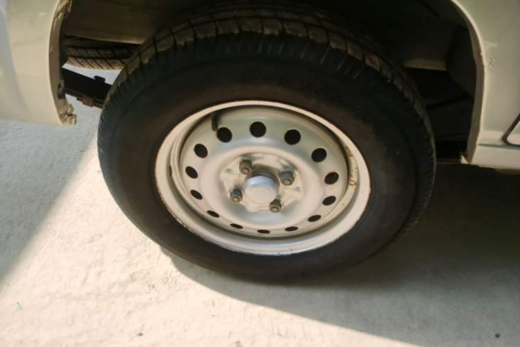 Used Wuling Zhiguang 2020 1.2L Practical Model China VI LSI Right Rear Wheel Hub