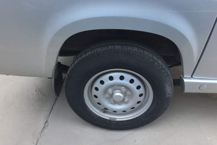 Used Wuling Zhiguang 2020 1.2L Van Utility Model China VI Emission Standard 2 Seats LSI Right Rear Wheel Hub
