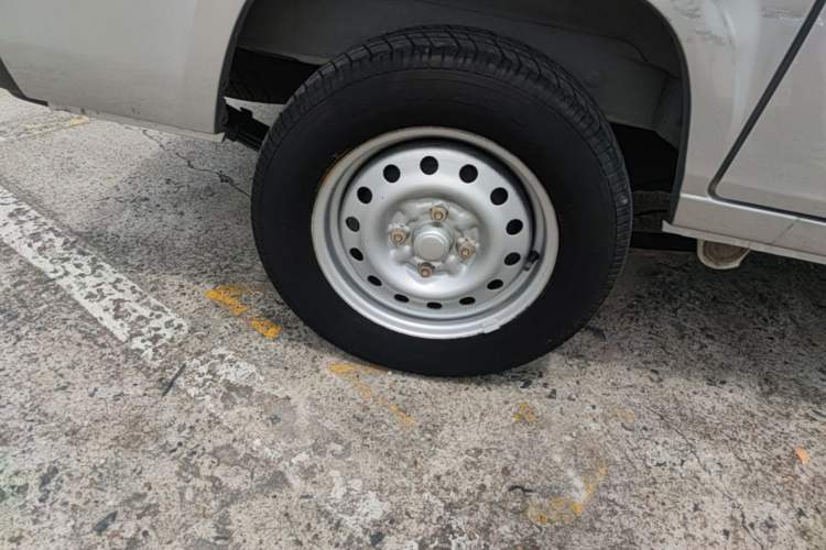 Used Wuling Zhiguang 2020 1.2L Practical Model China VI LSI Right Rear Wheel Hub