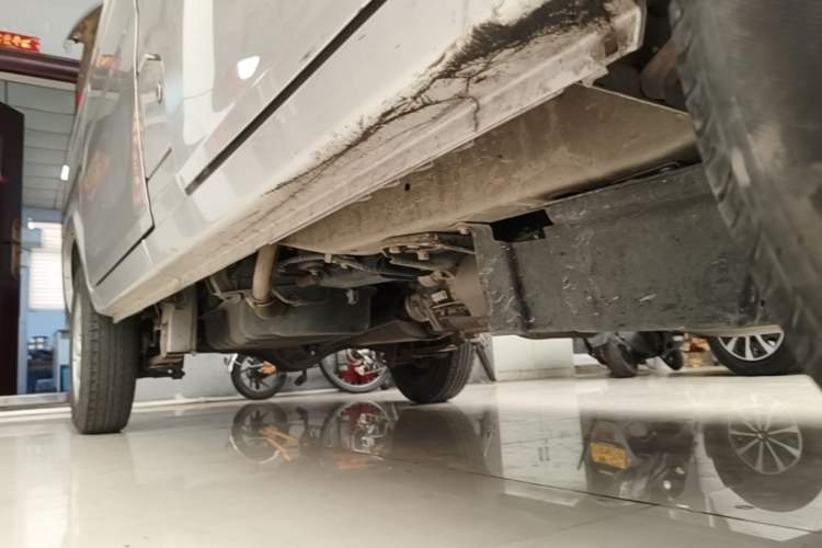 Used Wuling Zhiguang 2020 1.2L Van Utility Model China VI Emission Standard 2 Seats LSI Right Side Sill