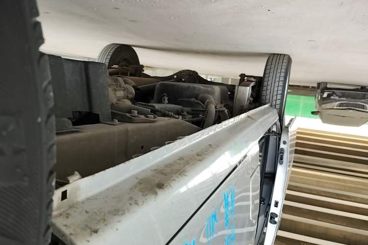 Used Wuling Zhiguang 2020 1.2L Van Utility Model China VI Emission Standard 2 Seats LSI Right Side Sill