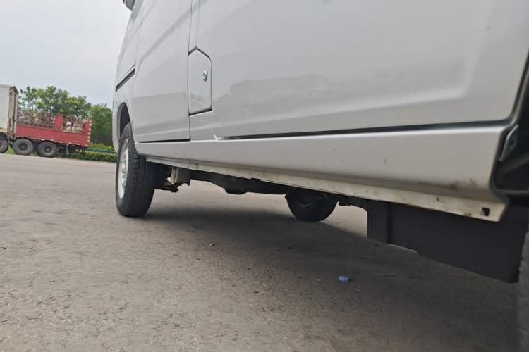 Used Wuling Zhiguang 2020 1.2L Van Utility Model China VI Emission Standard 2 Seats LSI Right Side Sill