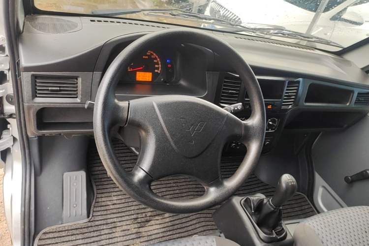 Used Wuling Zhiguang 2020 1.2L Van Utility Model China VI Emission Standard 2 Seats LSI Steering Wheel
