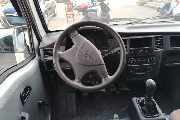 Used Wuling Zhiguang 2020 1.2L Van Utility Model China VI Emission Standard 5-Seater LSI Steering Wheel