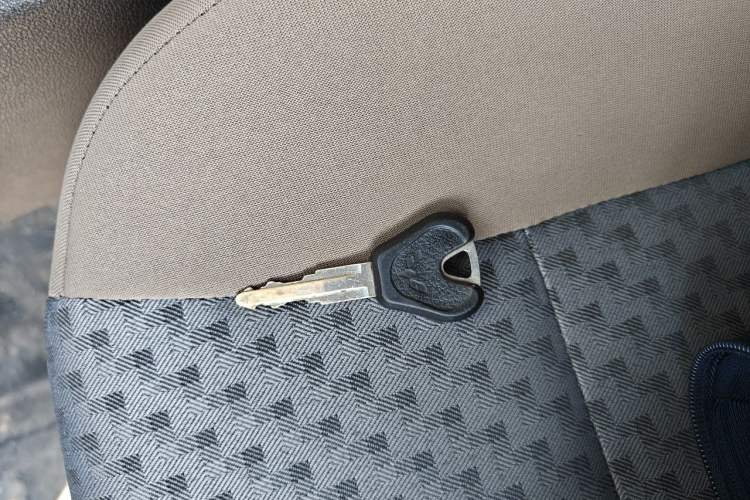 Used Wuling Zhiguang 2020 1.2L Van Utility Model China VI Emission Standard 2 Seats LSI Vehicle Key