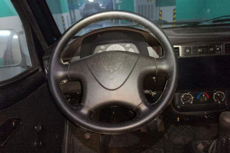 Used Wuling Zhiguang 2023 1.5L Practical Version 5/7 Seats Steering Wheel