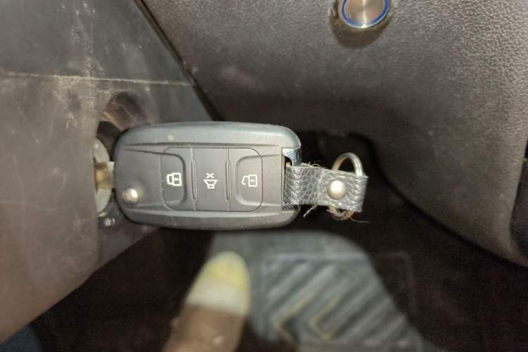 Used Wuling Zhiguang 2023 1.5L Practical Version 5/7 Seats Vehicle Key