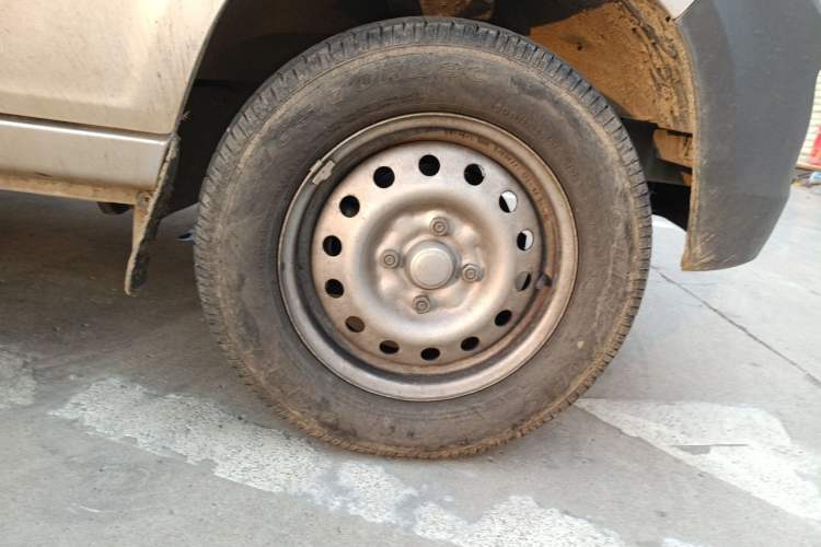 Used Wuling Zhiguang 2023 1.5L Practical Version 5/7 Seats Right Front Wheel Hub