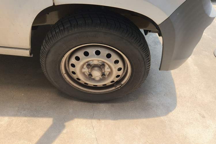 Used Wuling Zhiguang 2023 1.5L Practical Version 5/7 Seats Right Front Wheel Hub