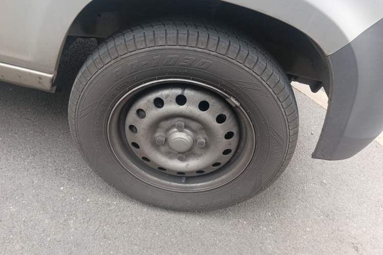 Used Wuling Zhiguang 2023 1.5L Practical Version 5/7 Seats Right Front Wheel Hub