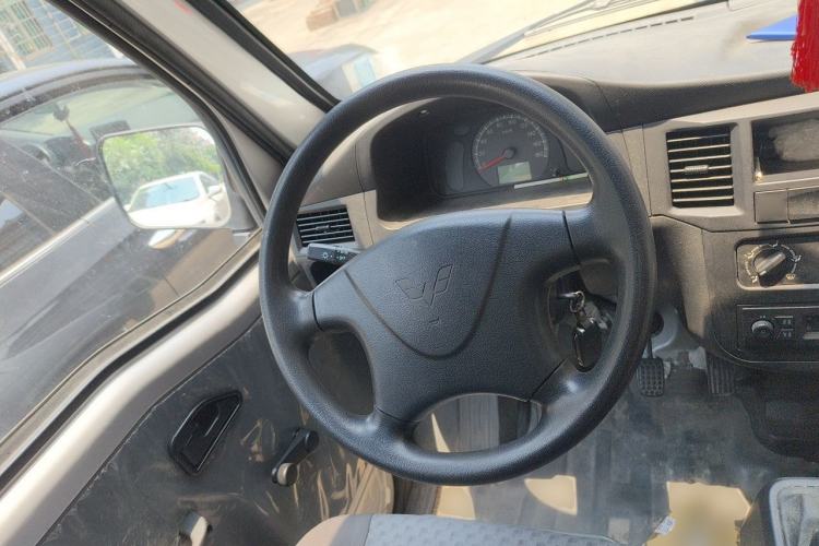 Used Wuling Zhiguang 2023 1.5L Practical Version 5/7 Seats Steering Wheel