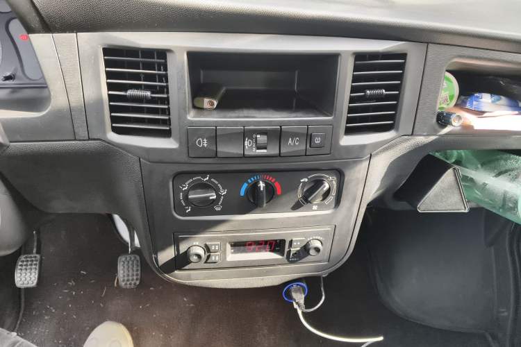 Used Wuling Zhiguang 2023 1.5L Practical Version 5/7 Seats Audio And AC Panel