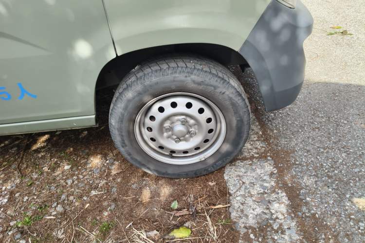 Used Wuling Zhiguang 2023 1.5L Practical Version 5/7 Seats Right Front Wheel Hub