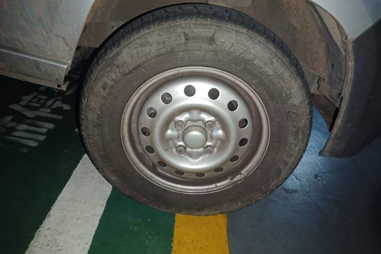Used Wuling Zhiguang 2023 1.5L Utility Version with Enclosed Windows 2 Seats Right Front Wheel Hub