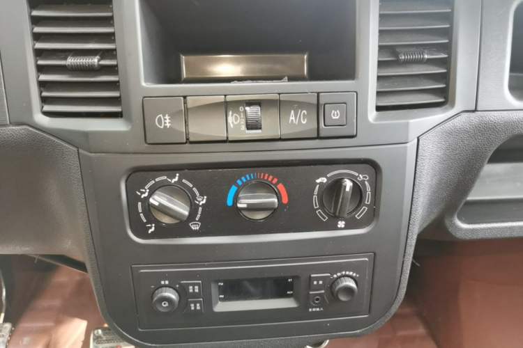 Used Wuling Zhiguang 2023 1.5L Practical Version 5/7 Seats Audio And AC Panel