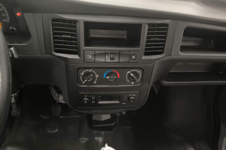 Used Wuling Zhiguang 2023 1.5L Practical Version 5/7 Seats Audio And AC Panel