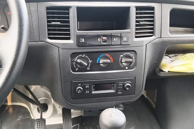 Used Wuling Zhiguang 2023 1.5L Practical Version 5/7 Seats Audio And AC Panel