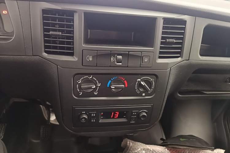 Used Wuling Zhiguang 2023 1.5L Practical Version 5/7 Seats Audio And AC Panel