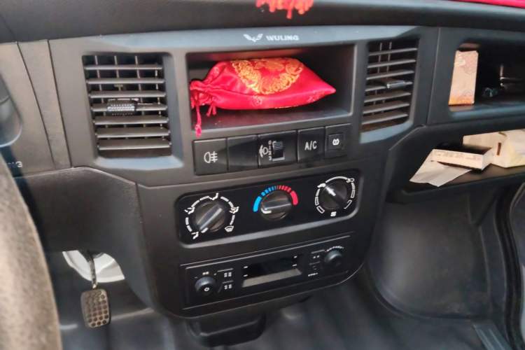 Used Wuling Zhiguang 2023 1.5L Practical Version 5/7 Seats Audio And AC Panel