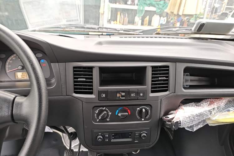 Used Wuling Zhiguang 2023 1.5L Practical Version 5/7 Seats Audio And AC Panel