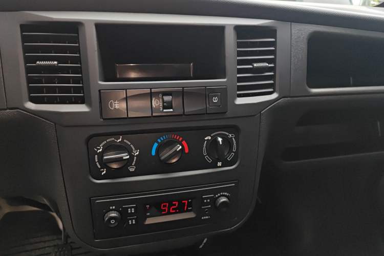 Used Wuling Zhiguang 2023 1.5L Practical Version 5/7 Seats Audio And AC Panel