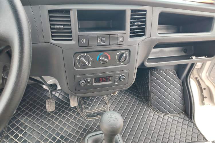 Used Wuling Zhiguang 2023 1.5L Practical Version 5/7 Seats Audio And AC Panel