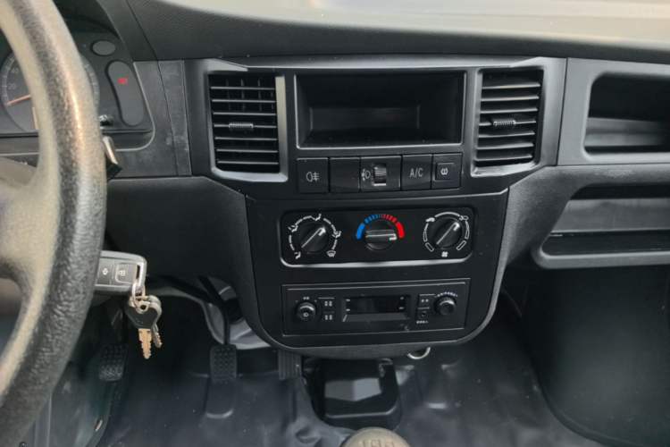 Used Wuling Zhiguang 2023 1.5L Practical Version 5/7 Seats Audio And AC Panel