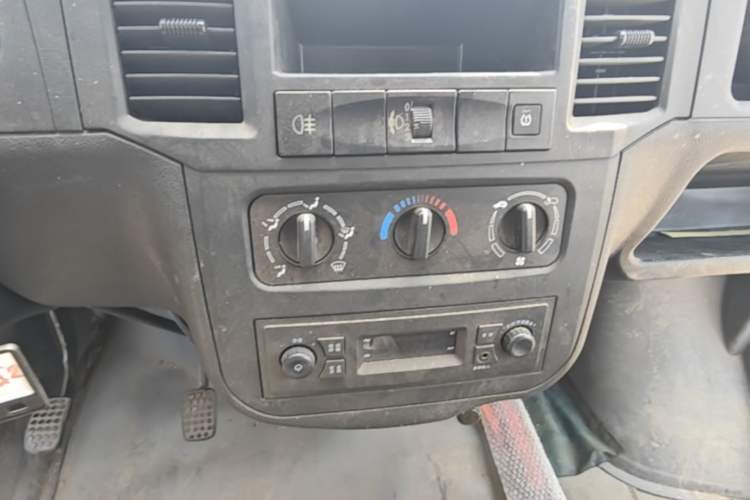 Used Wuling Zhiguang 2023 1.5L Practical Version 5/7 Seats Audio And AC Panel
