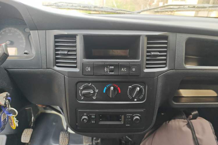 Used Wuling Zhiguang 2023 1.5L Practical Version 5/7 Seats Audio And AC Panel