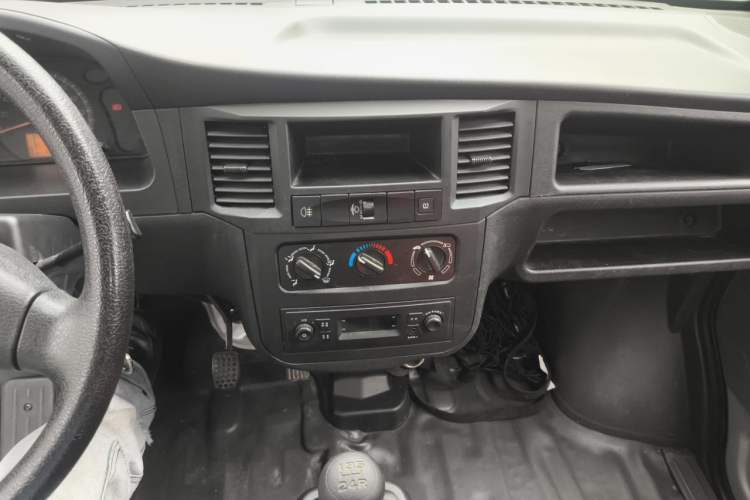 Used Wuling Zhiguang 2023 1.5L Practical Version 5/7 Seats Audio And AC Panel