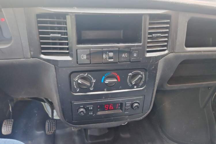 Used Wuling Zhiguang 2023 1.5L Practical Version 5/7 Seats Audio And AC Panel