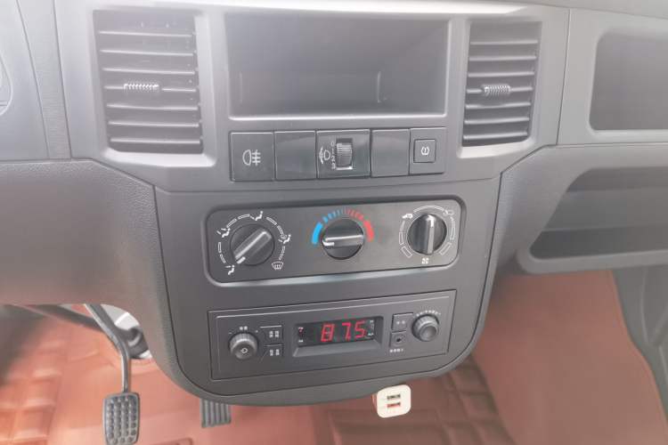 Used Wuling Zhiguang 2023 1.5L Practical Version 5/7 Seats Audio And AC Panel