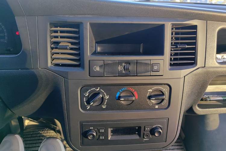 Used Wuling Zhiguang 2023 1.5L Practical Version 5/7 Seats Audio And AC Panel