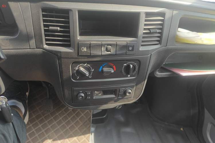 Used Wuling Zhiguang 2023 1.5L Practical Version 5/7 Seats Audio And AC Panel