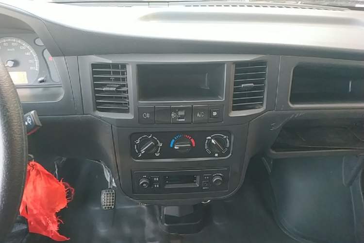 Used Wuling Zhiguang 2023 1.5L Practical Version 5/7 Seats Audio And AC Panel