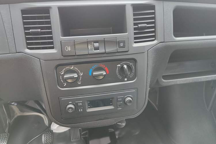 Used Wuling Zhiguang 2023 1.5L Practical Version 5/7 Seats Audio And AC Panel