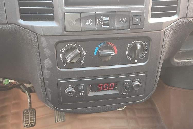 Used Wuling Zhiguang 2023 1.5L Practical Version 5/7 Seats Audio And AC Panel