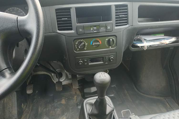 Used Wuling Zhiguang 2023 1.5L Practical Version 5/7 Seats Audio And AC Panel