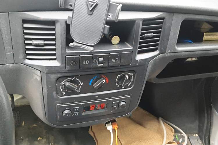 Used Wuling Zhiguang 2023 1.5L Utility Version with Enclosed Windows 2 Seats Audio And AC Panel
