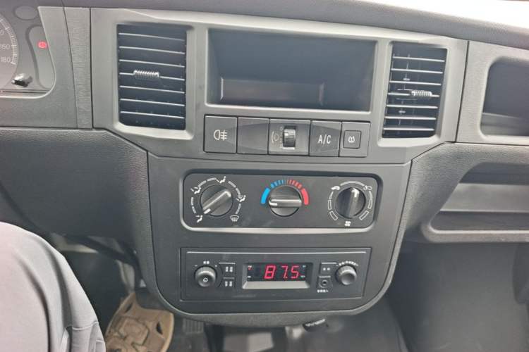 Used Wuling Zhiguang 2023 1.5L Practical Version 5/7 Seats Audio And AC Panel