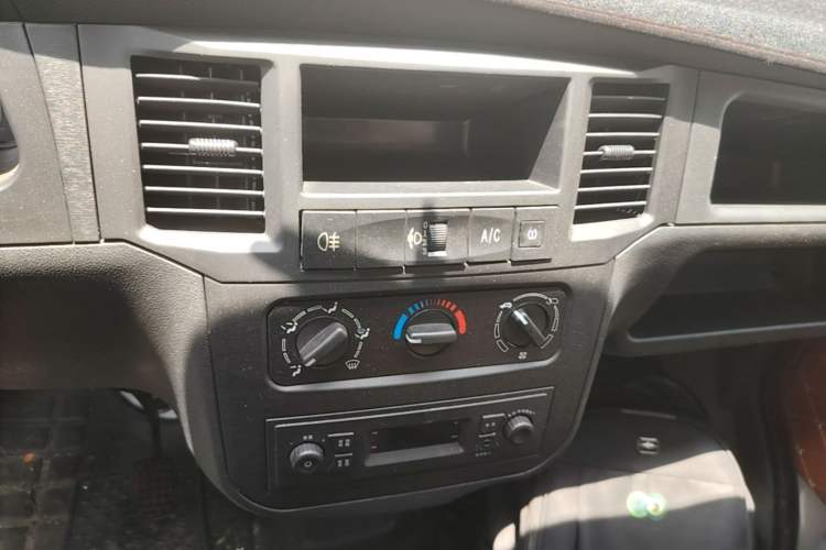 Used Wuling Zhiguang 2023 1.5L Practical Version 5/7 Seats Audio And AC Panel