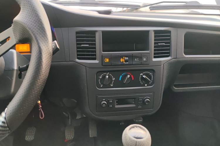 Used Wuling Zhiguang 2023 1.5L Practical Version 5/7 Seats Audio And AC Panel