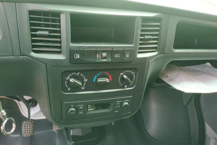 Used Wuling Zhiguang 2023 1.5L Practical Version 5/7 Seats Audio And AC Panel