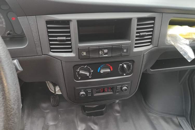 Used Wuling Zhiguang 2023 1.5L Practical Version 5/7 Seats Audio And AC Panel